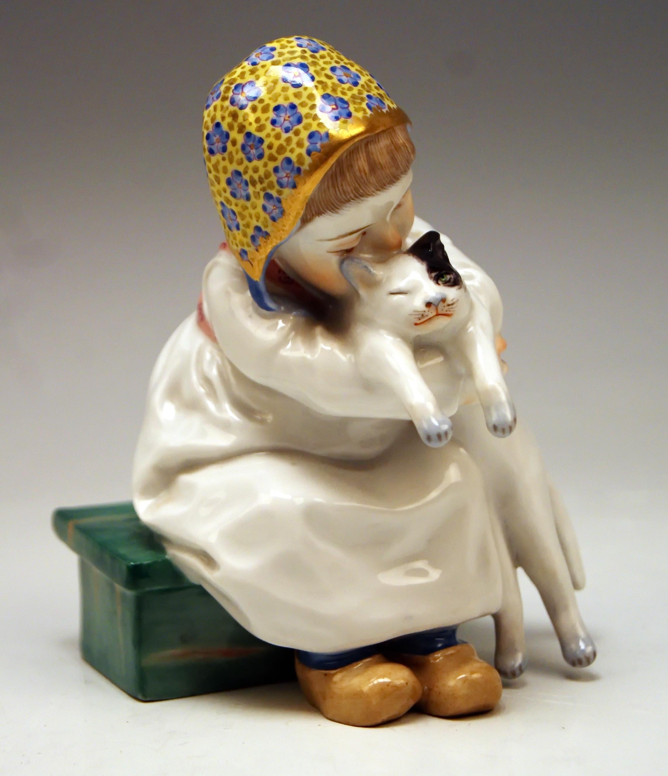 Meissen lovely Hentschel figurine: Girl holding a cat in her arms
Model W 121

Measures:
Height: 4.72 inches (= 12.0 cm)
Depth: 3.74 inches (= 9.5 cm)
Width: 3.74 inches (= 9.5 cm)

Manufactory: Meissen
Hallmarked: Blue Meissen Sword Mark