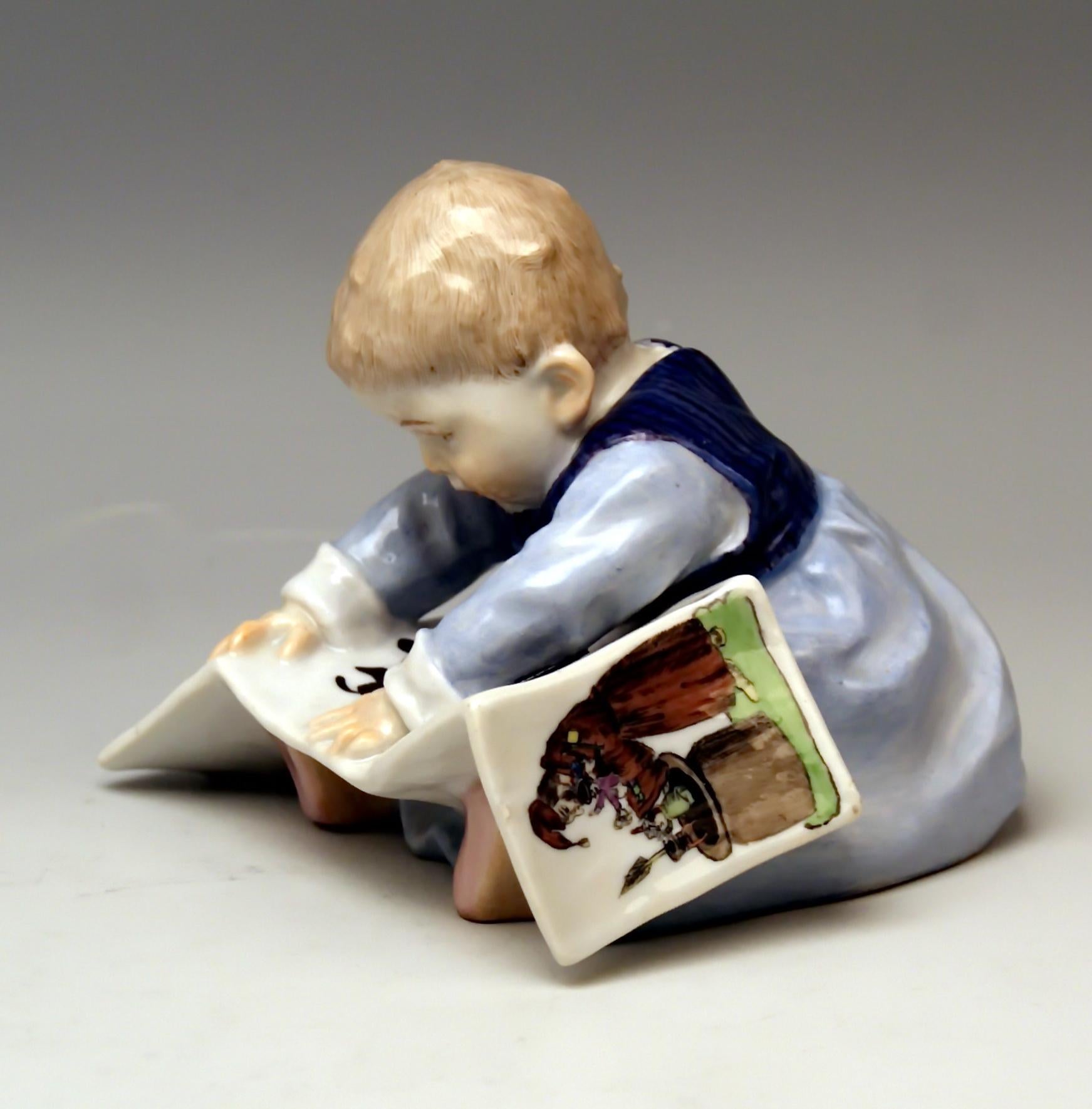 Figurine Meissen Hentschel : Bébé garçon regardant un livre d'images
Modèle U 149

Mesures :
Hauteur 4.33 pouces (= 11.0 cm)
Profondeur 4,52 pouces (= 11,5 cm)
Largeur 4,72 pouces (= 12,0 cm)

Fabrication : Meissen
Poinçonné : Poinçon bleu