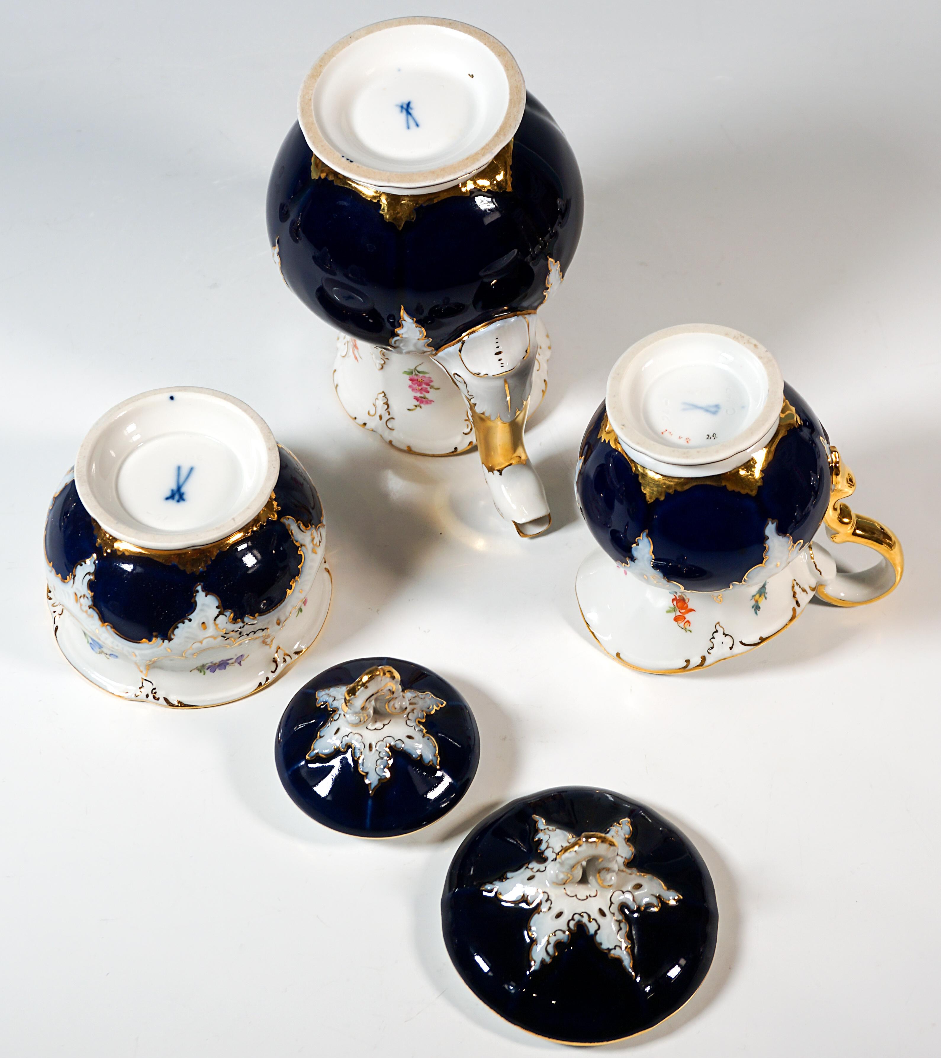 Allemand Service à café Meissen en forme de B pour 6 personnes avec décor cobalt et or somptueux, 20e en vente