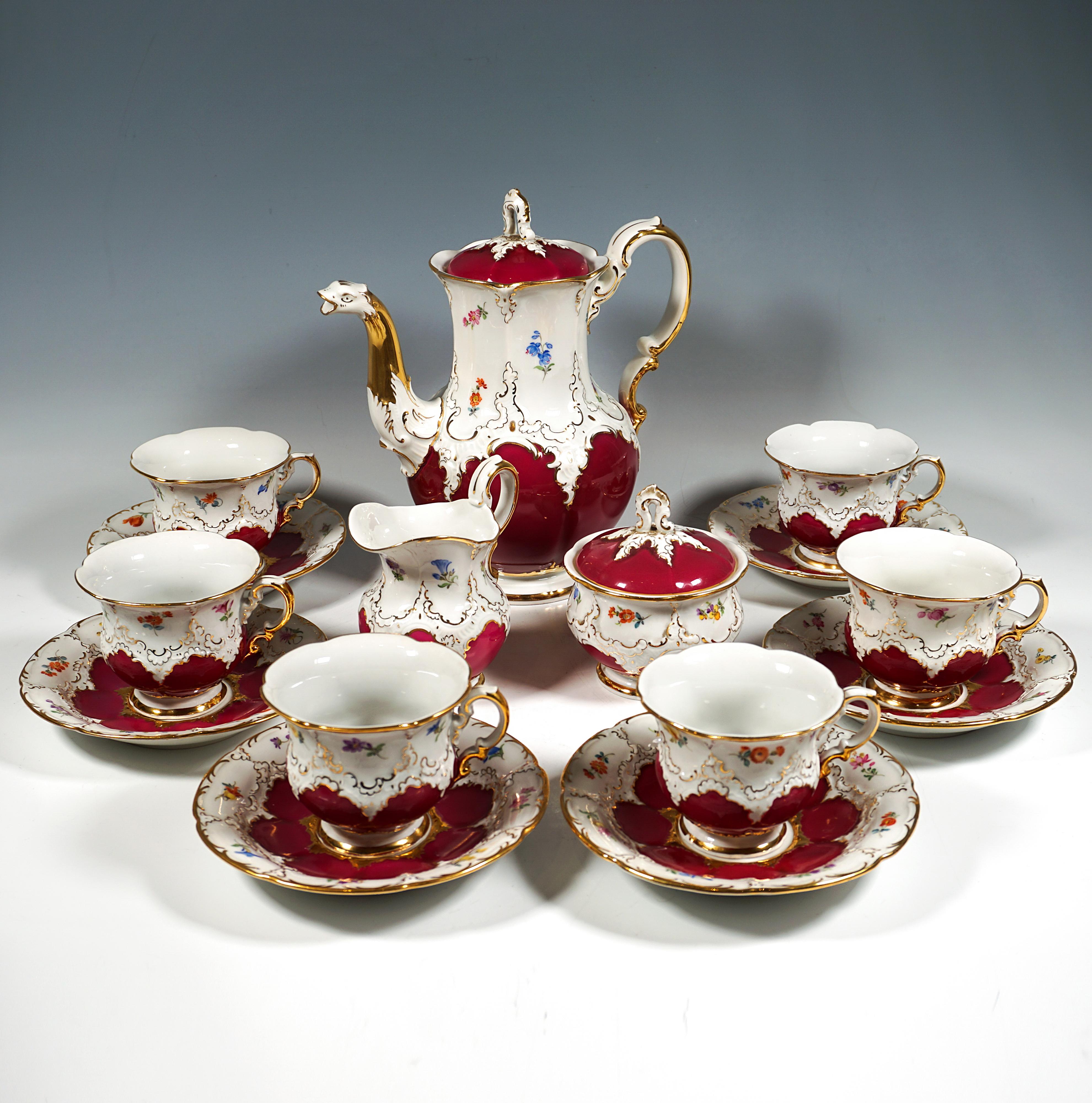 Service Meissen, composé de 15 pièces :
1 cafetière avec couvercle, 1 pot à lait, 1 sucrier, 6 tasses et 6 soucoupes.
Forme :    Forme B
Décor :    Bulbeuse, forme incurvée, vaste décoration pourpre avec ornements en relief, peinture de fleurs