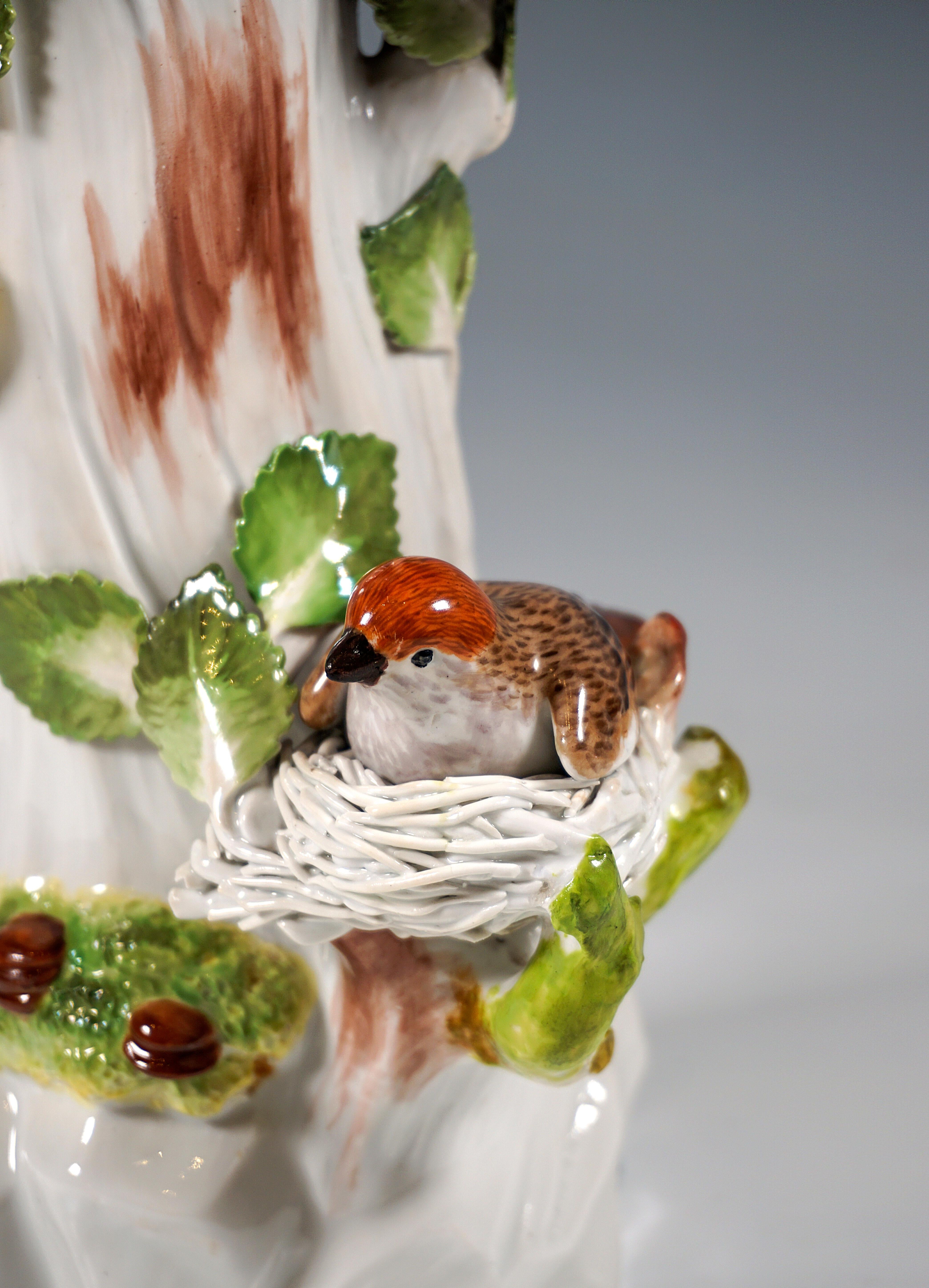 Porcelaine Figure d'oiseau de Meissen, rouleau européen sur une malle, par J.J. Kaendler, Allemagne, 20e en vente