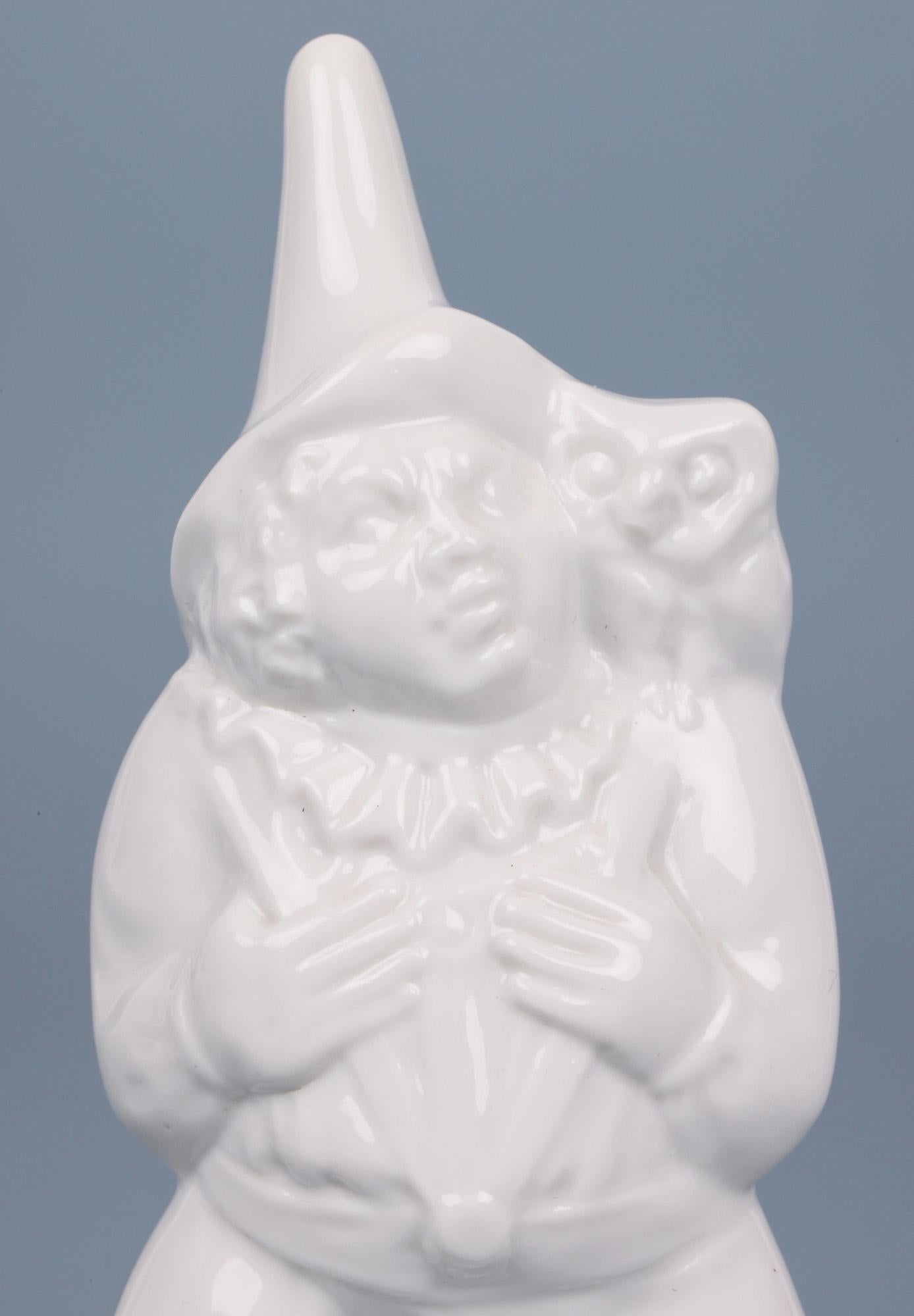 Très belle figurine en porcelaine de Meissen blanc de chine représentant un bouffon avec un singe et un hibou, datant du 20e siècle. La figurine repose sur une base étroite de forme ovale et porte une veste avec un col à volants et un chapeau