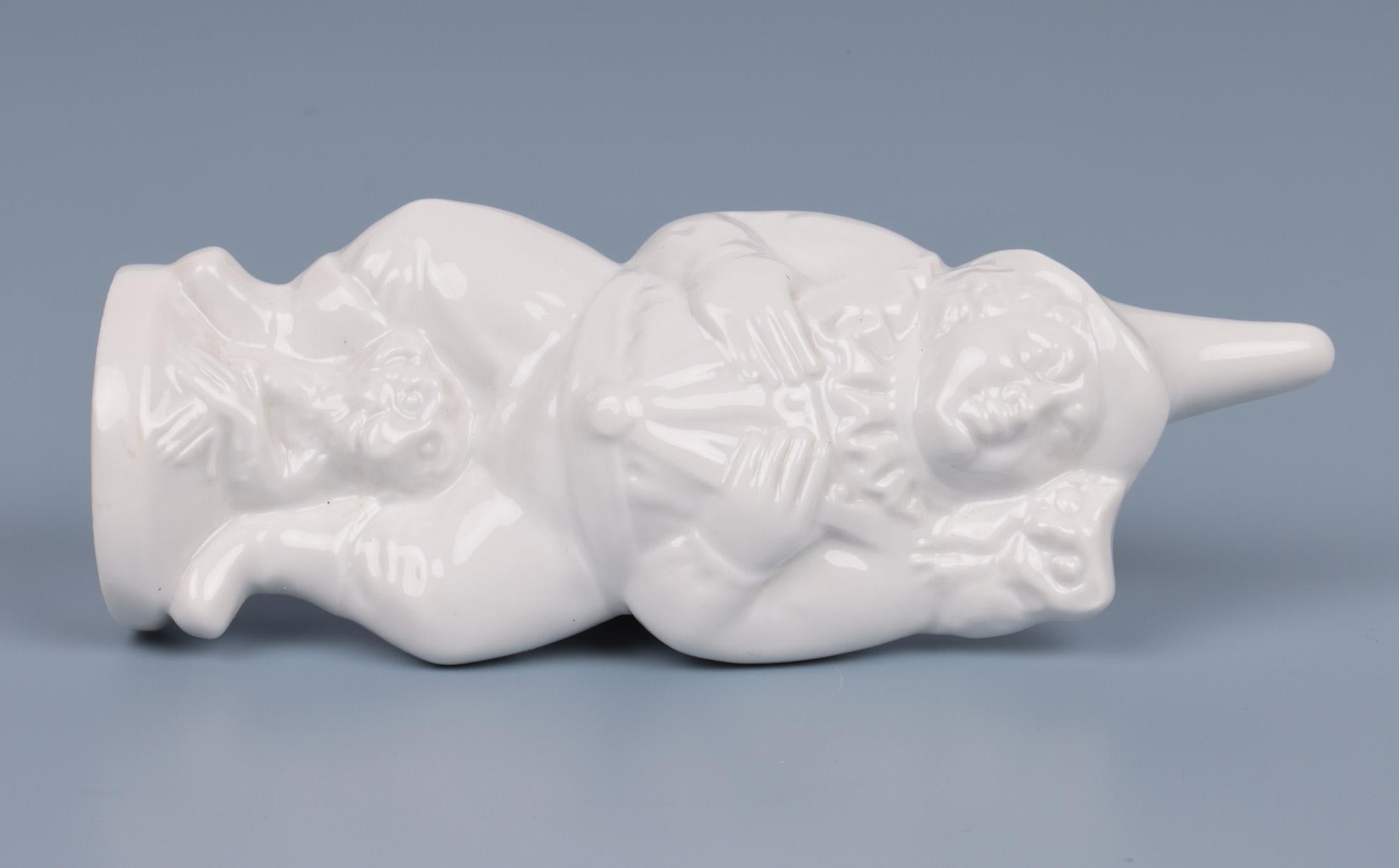 20ième siècle Figure de bouffon et de singe en porcelaine de Meissen Blanc de Chine en vente