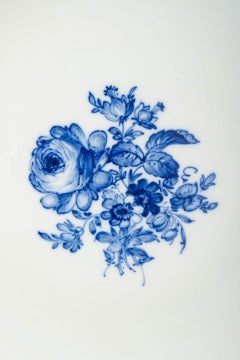 Meissen. "Blaue Blume” porcelain plate with floral pattern. Ca. 1900–1924