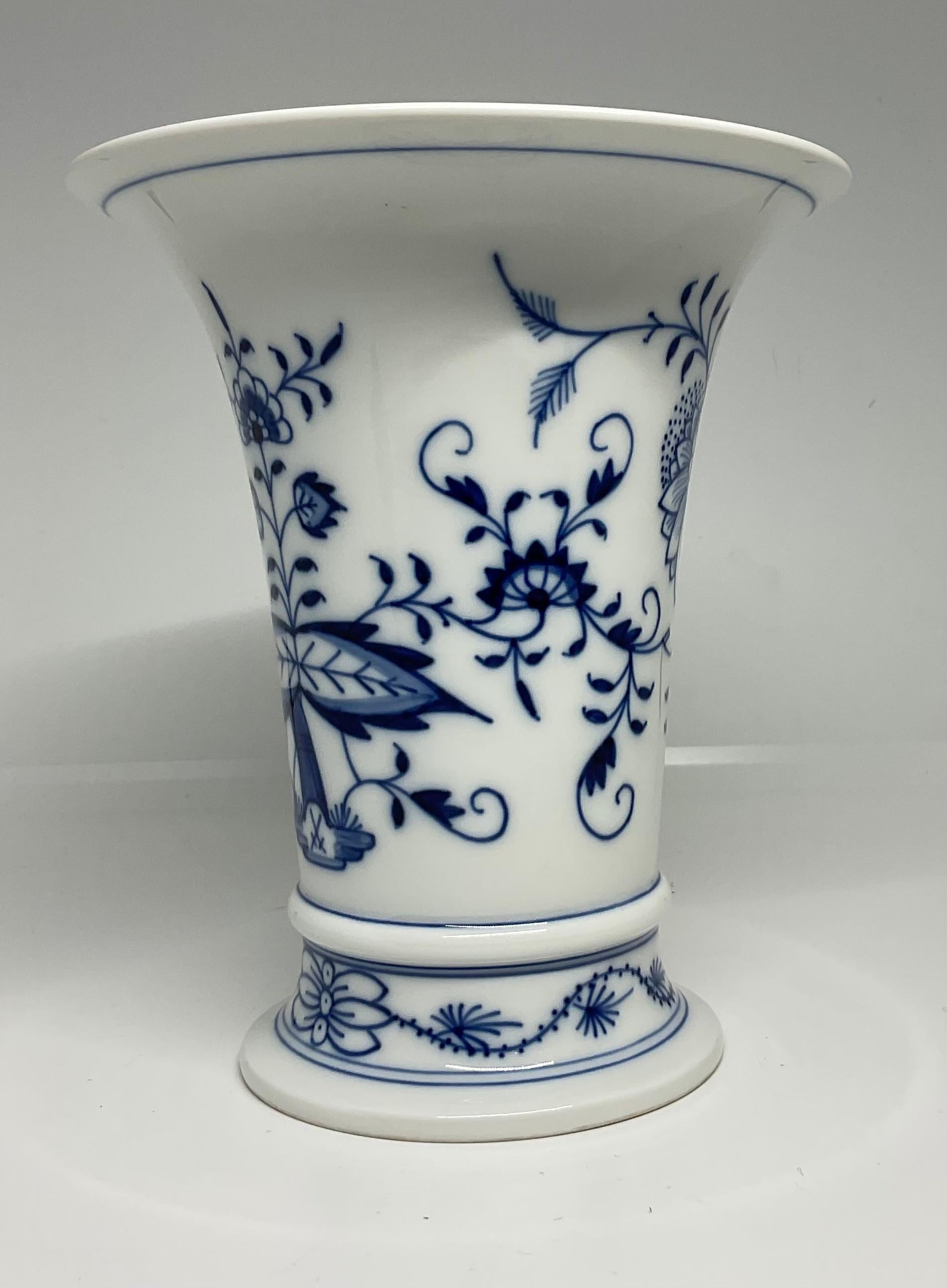 Meissen Blue and White Chinoiserie Porcelain Trumpet Vase In Good Condition In Guaynabo, PR