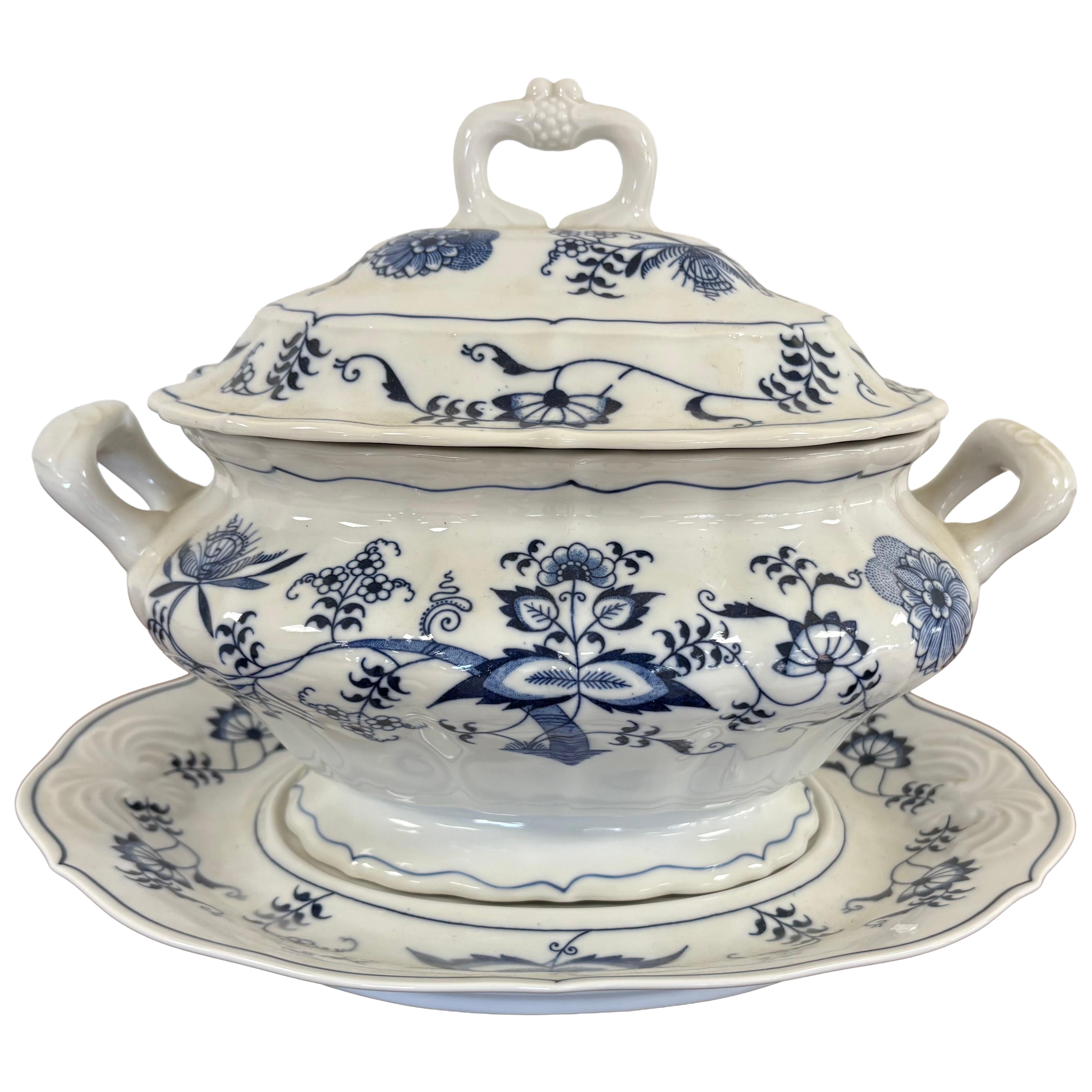 Meissen Blue Danube Soup Tureen with Underplate in vendita
