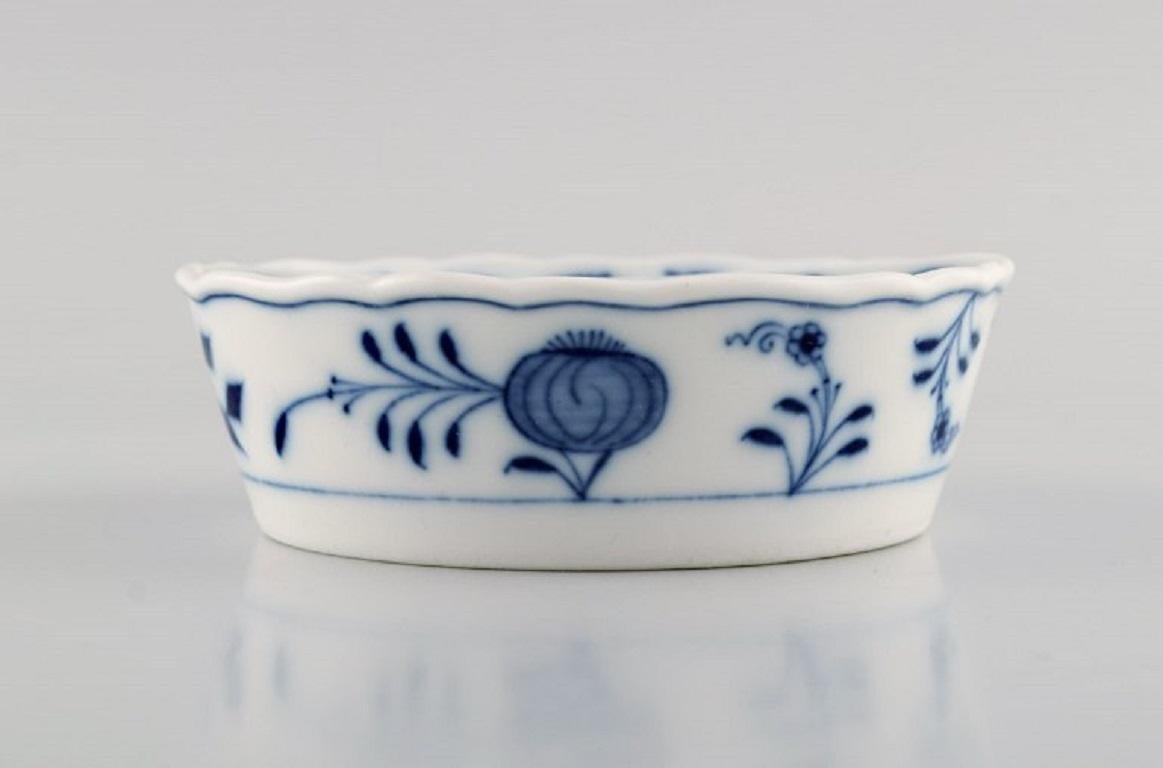 German Meissen Blue Onion Ashtray in Hand-Painted Porcelain, Approx. 1900 For Sale
