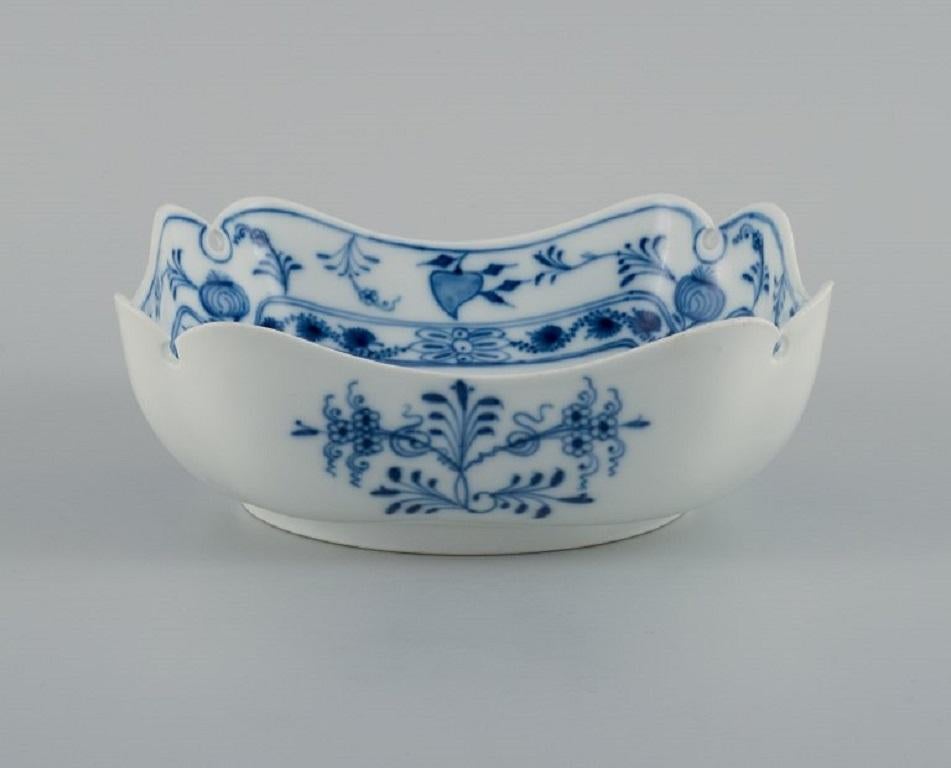 Meissen, Blue Onion bowl in porcelain.
Approximate 1900.
Third factory quality.
In perfect condition.
Marked.
Dimensions: D 19.0 x H 6.0 cm.