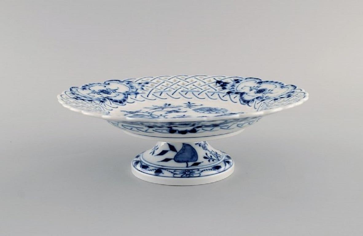 Meissen Blue Onion compote in openwork porcelain. Early 20th century.
Measures: 20.5 x 6.8 cm.
In excellent condition.
Stamped.
1st Factory quality.