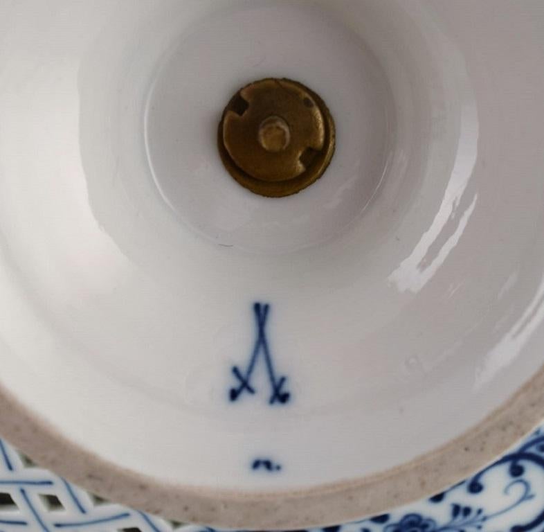 Blauer Zwiebeltopf aus durchbrochenem Porzellan von Meissen, frühes 20. Jahrhundert (Handbemalt) im Angebot