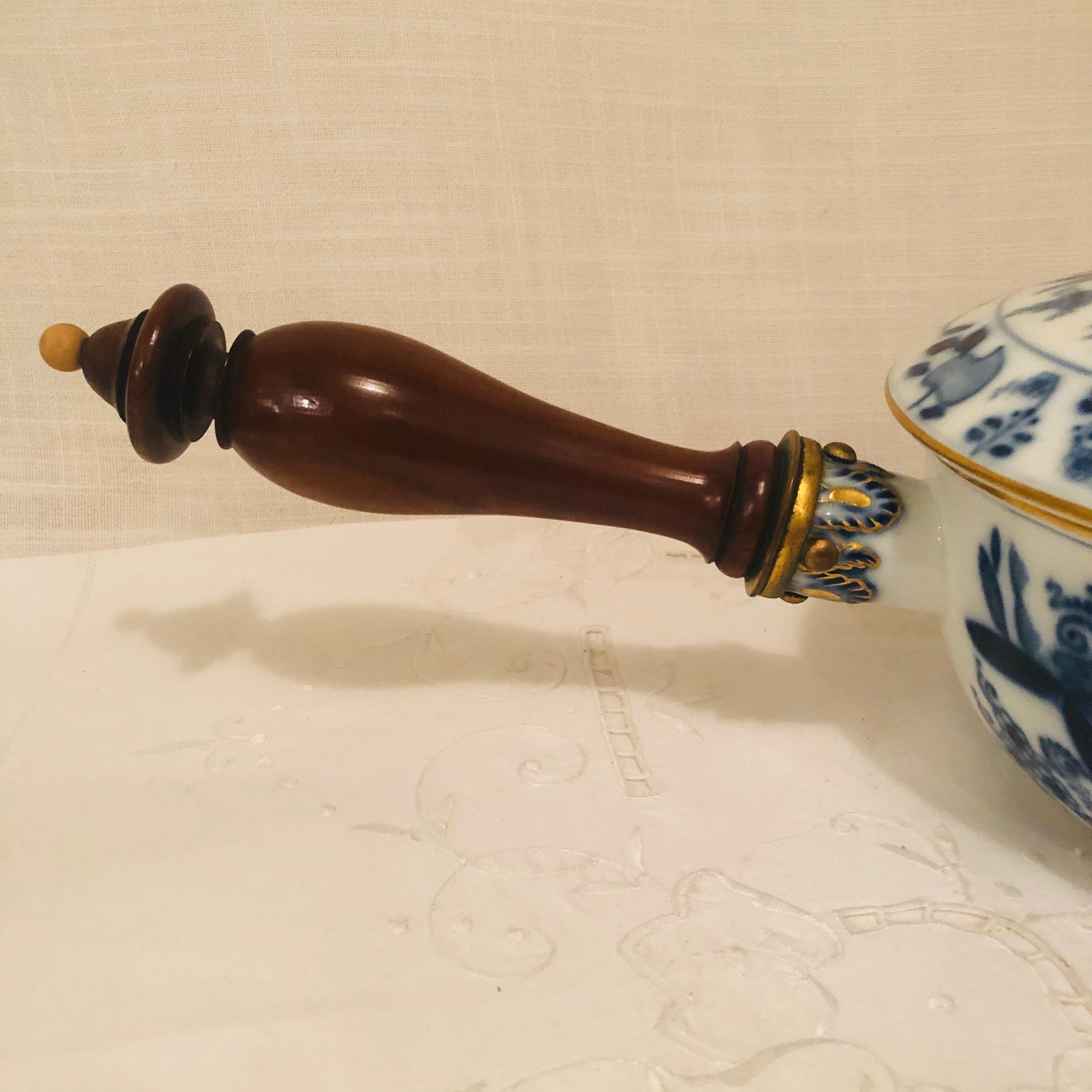 Cuenco u olla con tapa de cebolla azul de Meissen con asa de madera Rococó en venta