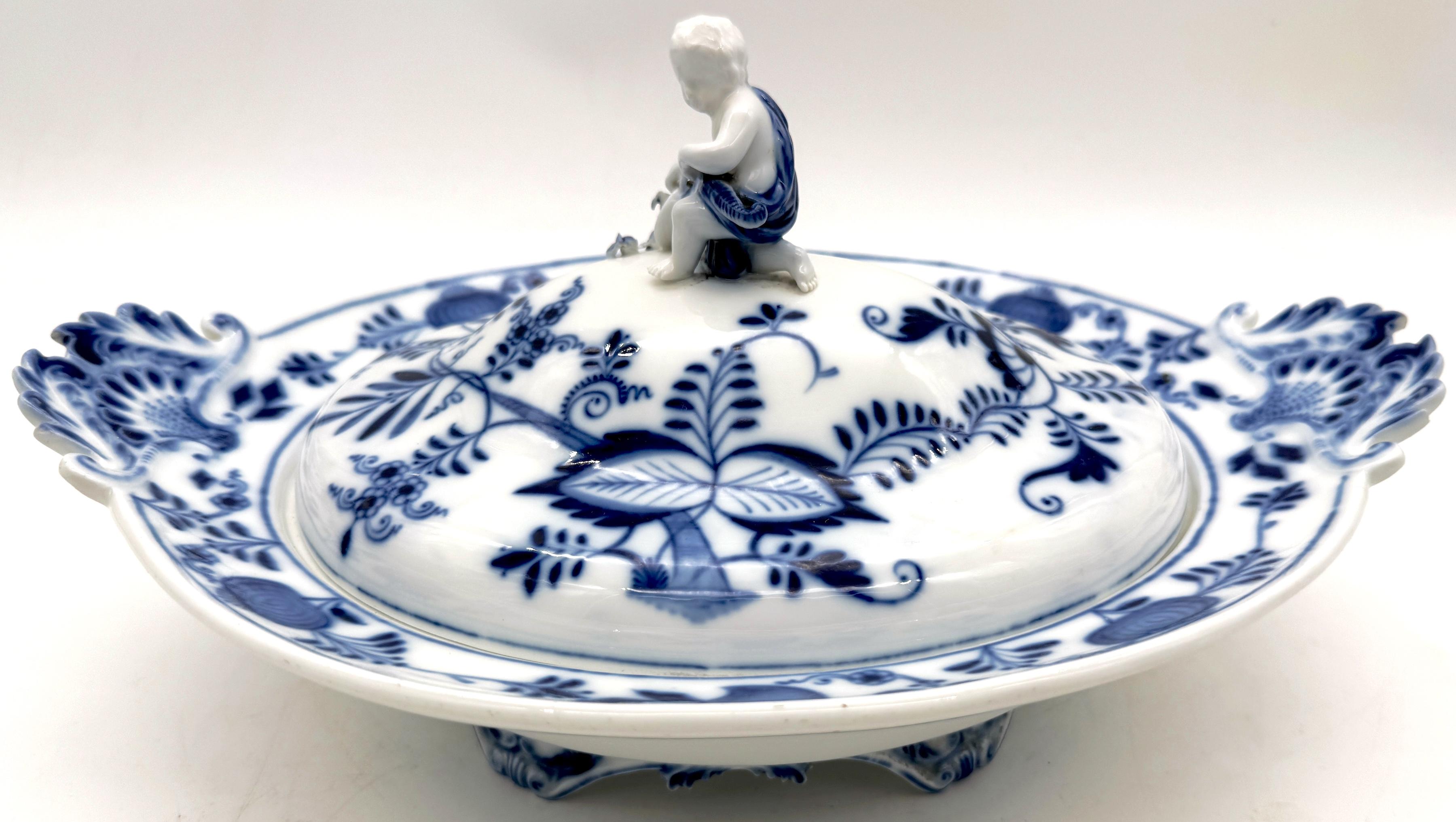 Sopera ovalada festoneada con figura de cebolla azul de Meissen 
Alemania, finales del siglo XIX

Magnífica sopera ovalada festoneada con figura de cebolla azul de Meissen, Alemania, finales del siglo XIX. Con unas medidas de 13,25 pulgadas de