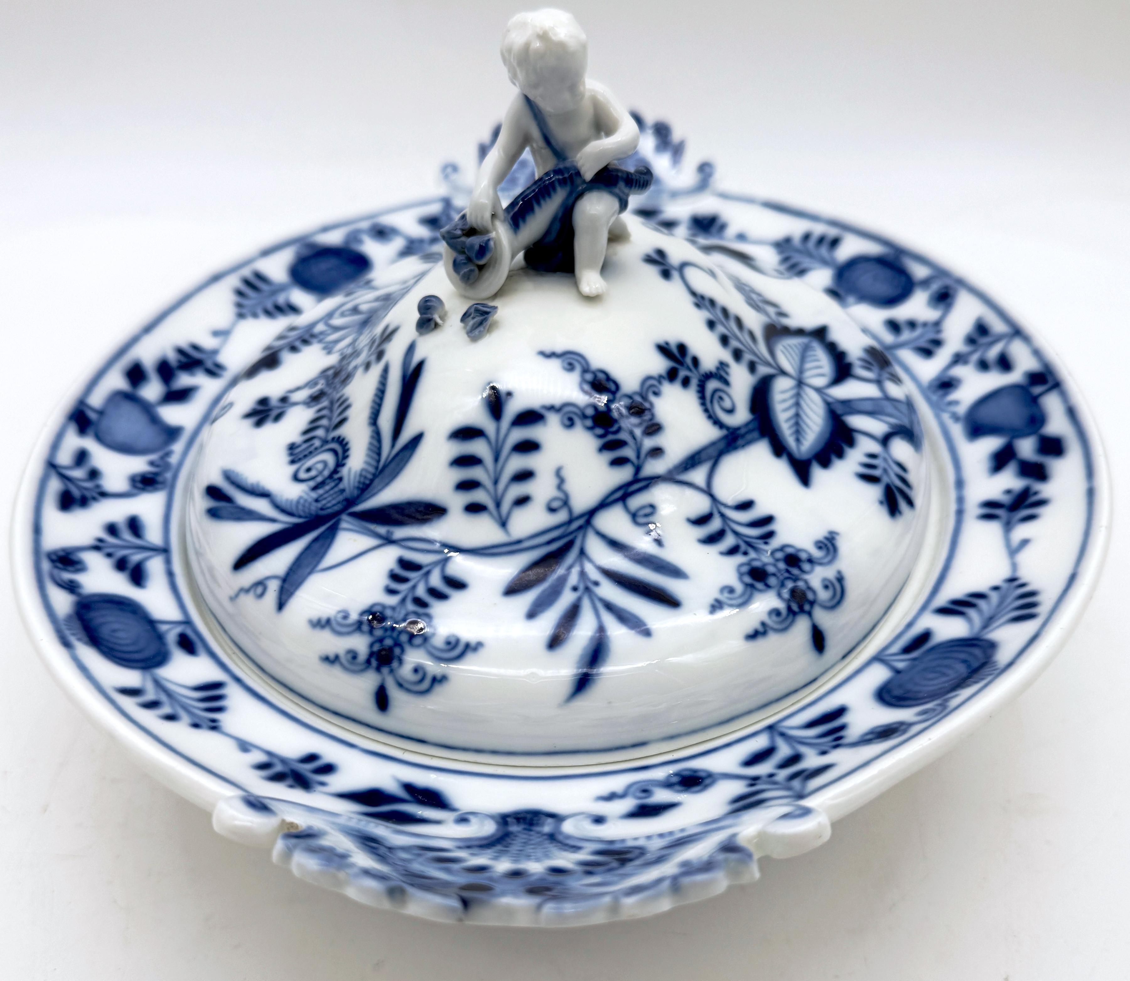 Sopera ovalada festoneada con figura de cebolla azul de Meissen Pintado a mano en venta