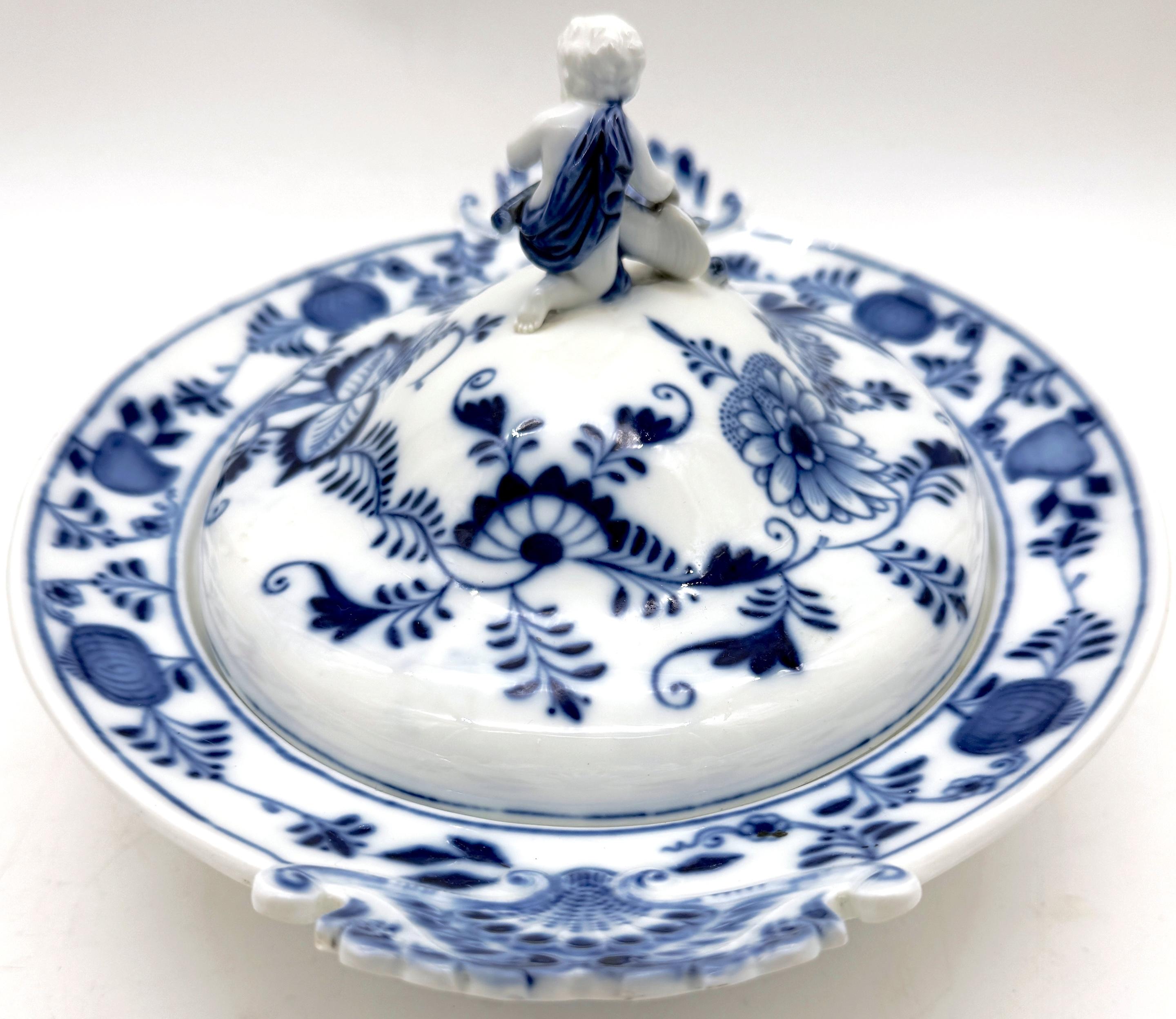 Sopera ovalada festoneada con figura de cebolla azul de Meissen en Bueno estado para la venta en West Palm Beach, FL