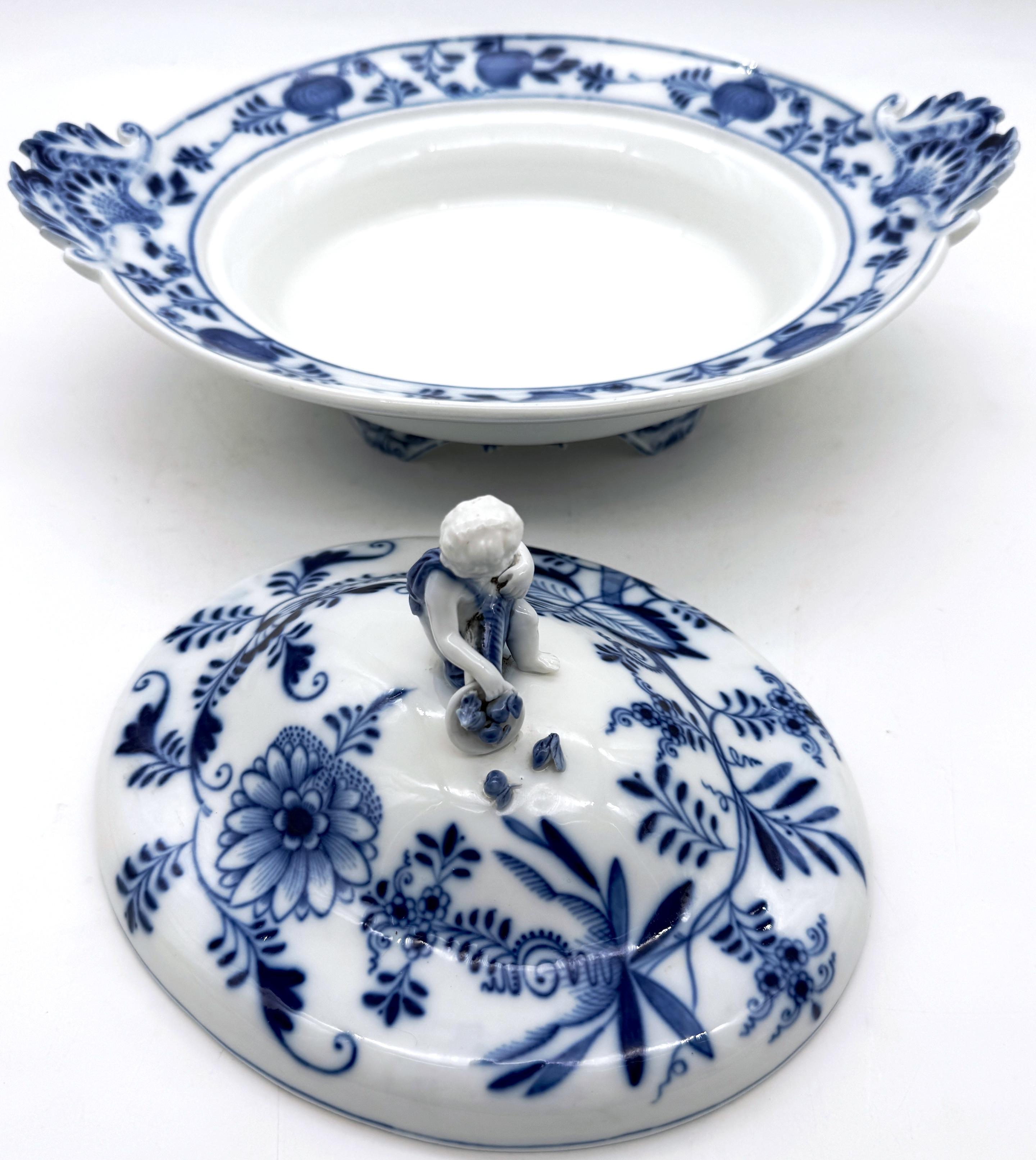 Sopera ovalada festoneada con figura de cebolla azul de Meissen siglo XIX en venta