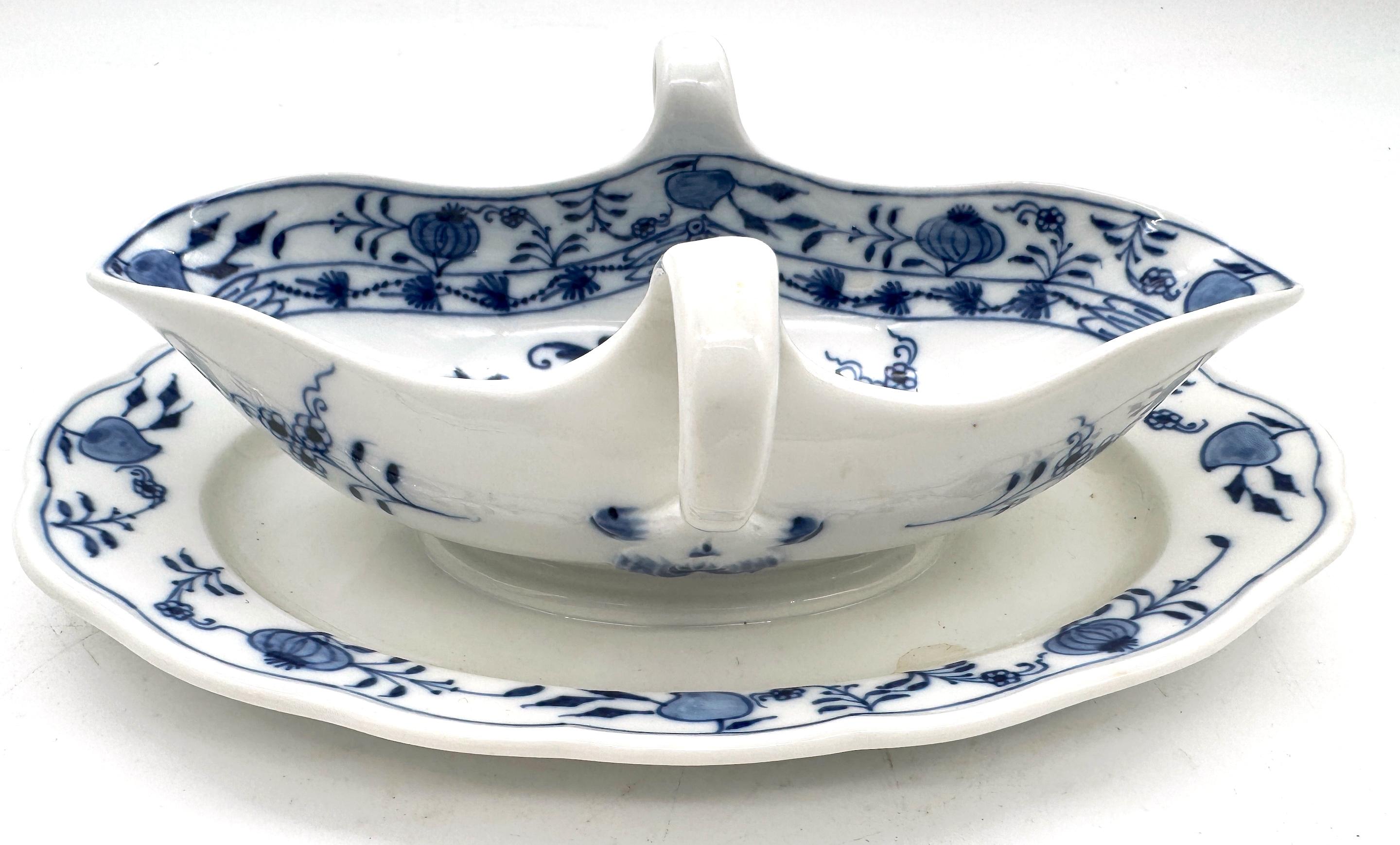 Salsera con asa para salsa de cebolla azul Meissen 
Alemania, finales del siglo XIX

Salsera con asa de cebolla azul de Meissen de finales del siglo XIX, Alemania. Con unas medidas de 8,75 pulgadas de ancho, 5,25 de fondo y 3,25 de alto, este barco