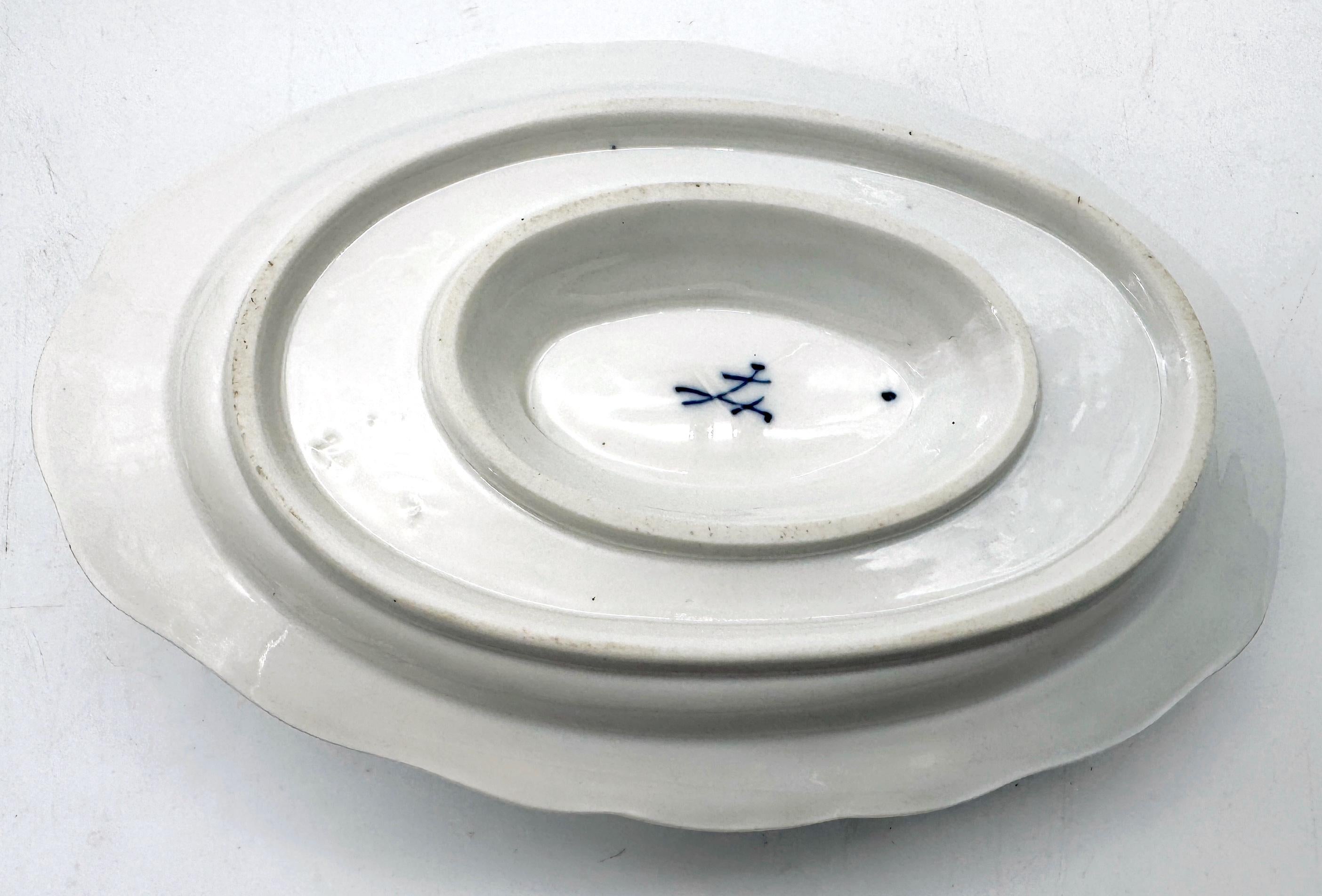 Salsera con asa de cebolla azul de Meissen siglo XIX en venta