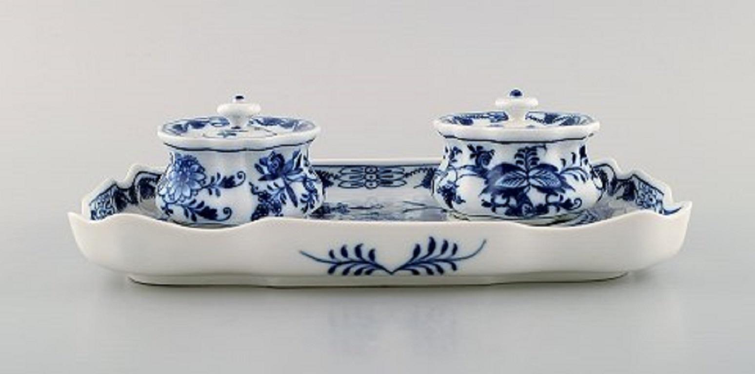 Meissen blue onion ink well in hand painted porcelain, 1930s-1950s.
Measures: 22.5 x 15.5 cm.
In very good condition.
Stamped.
2nd factory quality.