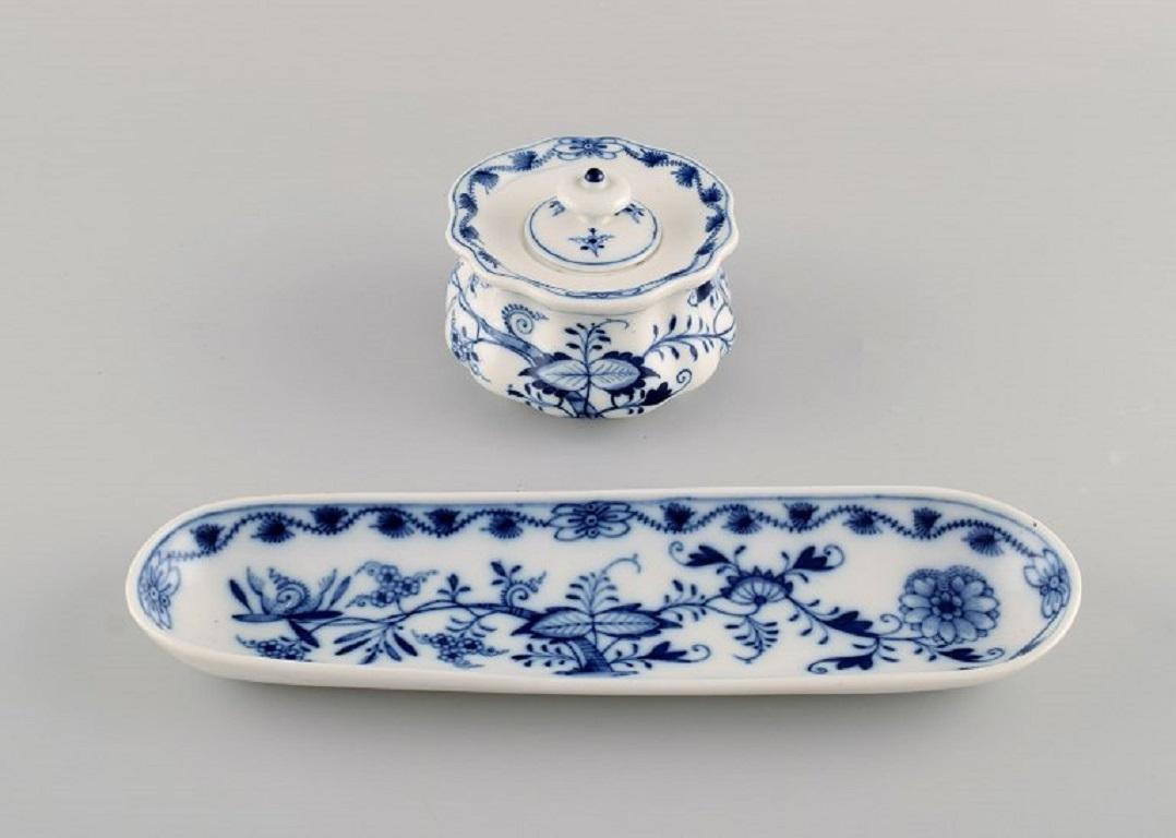 Meissen Blue Onion inkwell and pen tray in hand-painted porcelain. 
Approx. 1900.
The pen tray measures: 23.5 x 2 cm.
The inkwell measures: 9.5 x 6 cm.
In excellent condition.
Stamped.
1st factory quality.
