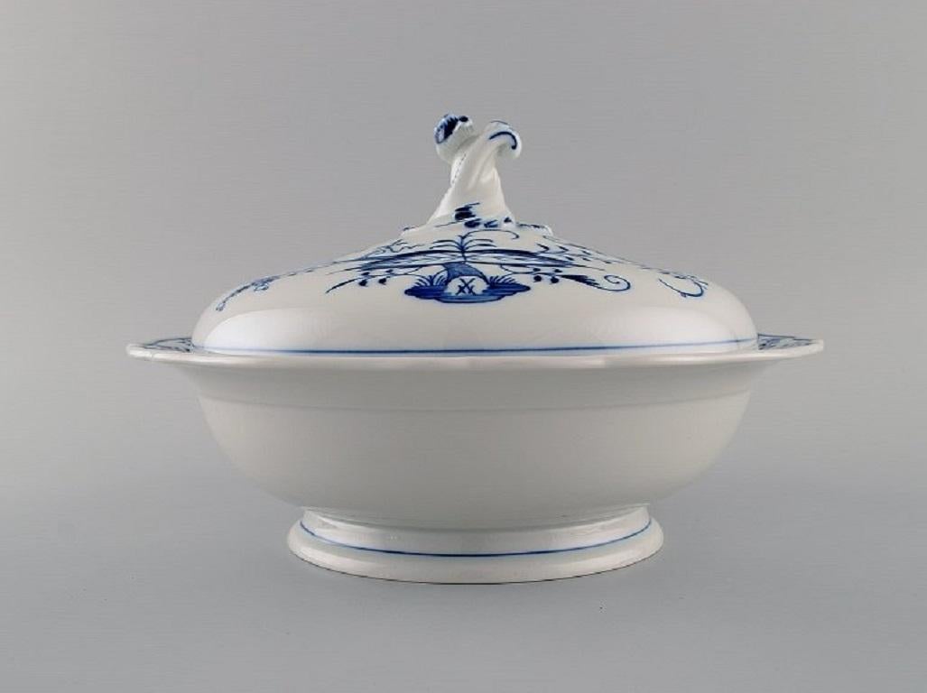 Meissen blue onion lidded tureen in hand-painted porcelain. Early 20th century.
Measures: 27 x 17 cm.
In excellent condition.
Stamped.
1st factory quality.