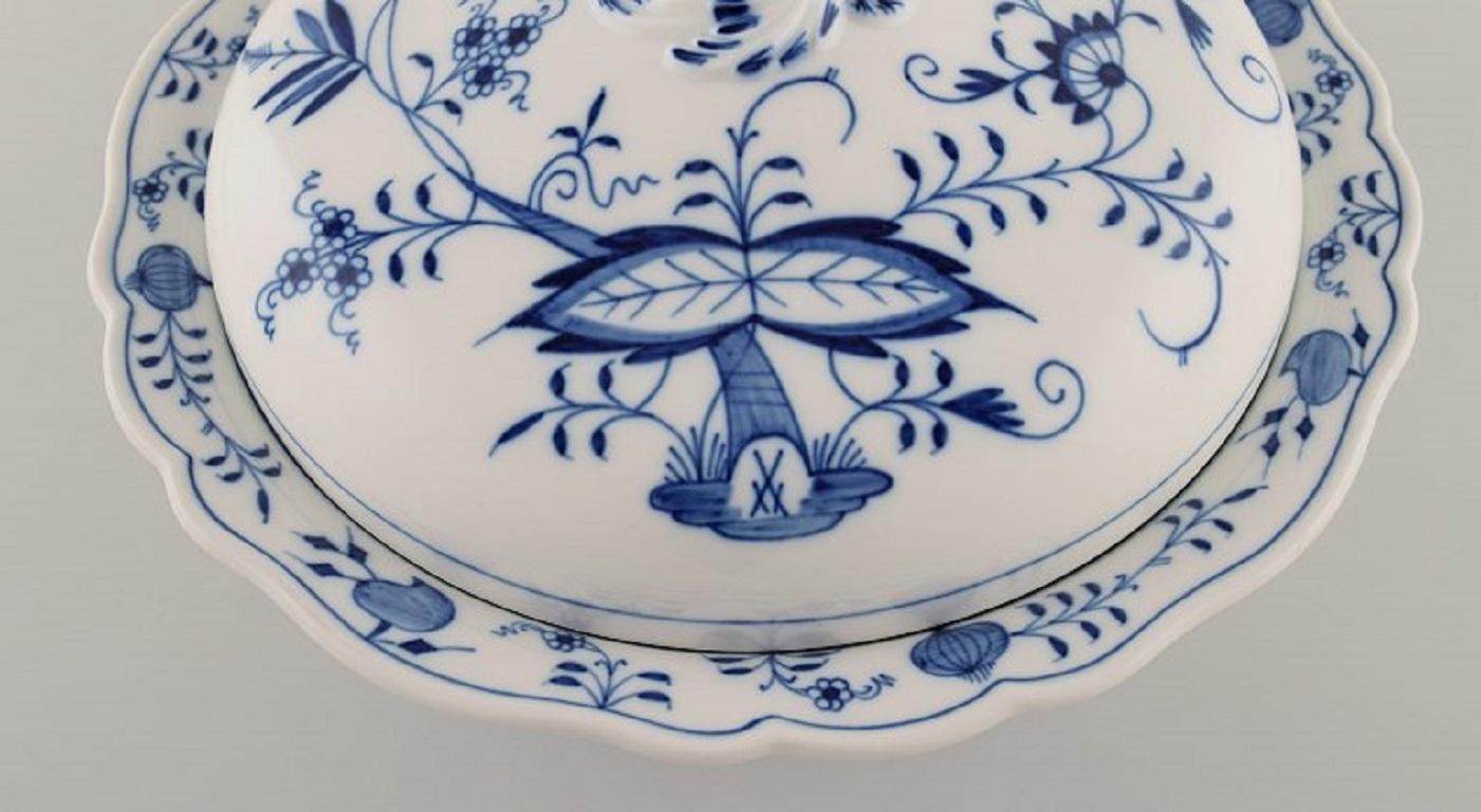 20th Century Meissen Blue Onion Lidded Tureen in Hand-Painted Porcelain, Early 20th C For Sale