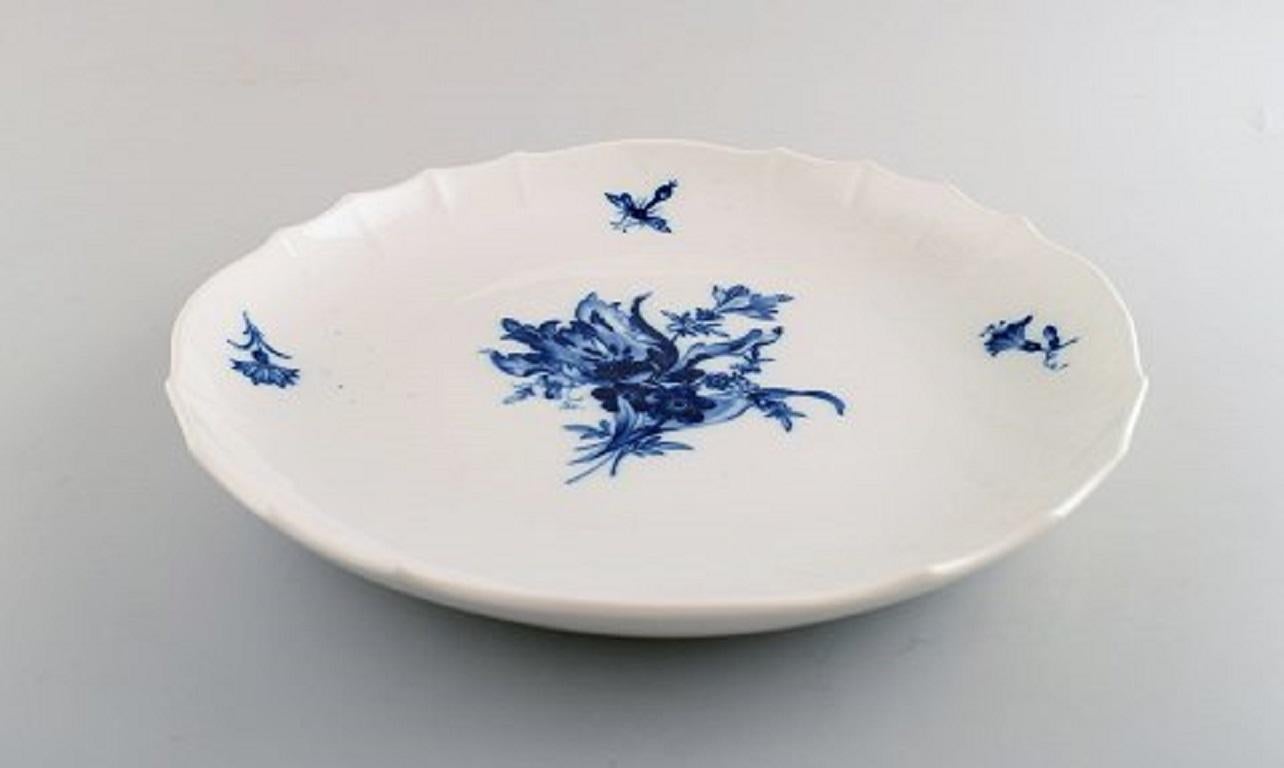 Meissen blue onion low porcelain bowl, circa 1920.
In perfect condition.
2nd factory quality.
Measures: 28.5 x 4 cm.
Stamped.