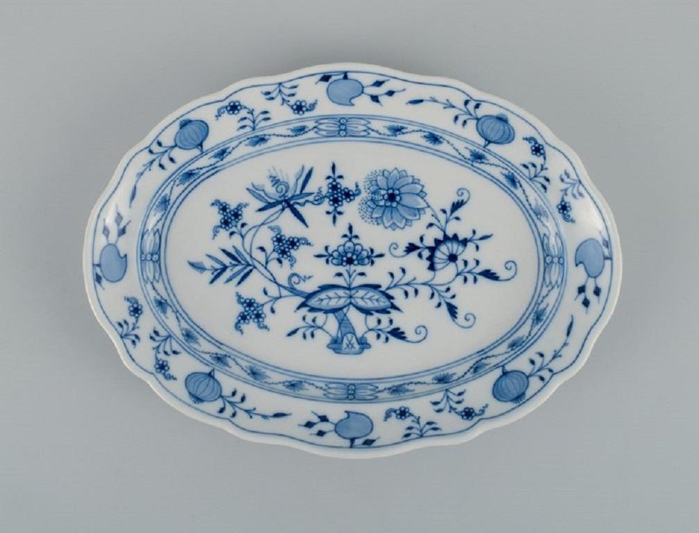 Meissen, blue onion oval dish.
circa 1900.
Fourth factory quality.
Perfect condition.
Marked.
Dimensions: L 30,0 x D 22,0 x H 3,5 cm.