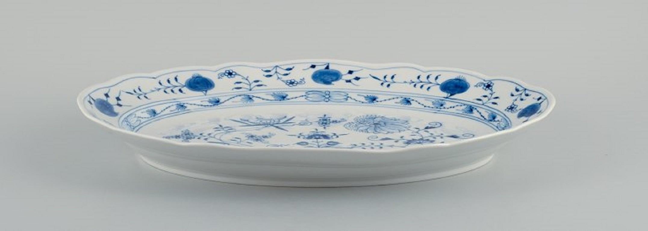 Meissen, blue onion oval dish in porcelain.
circa 1900.
Fourth factory quality.
Perfect condition.
Marked.
Dimensions: L 41.5 x D 30.5 x H 6.0 cm.