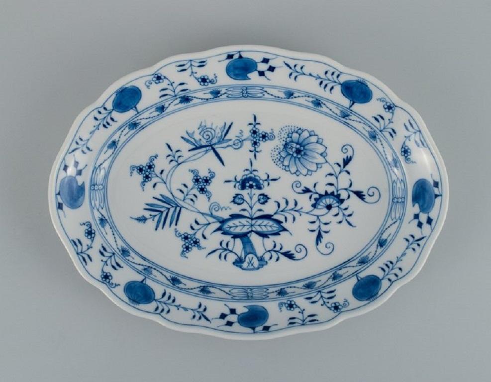Meissen, Blaue Zwiebel ovale Schale in Porzellan.
Ca. 1900.
Vierte Fabrikqualität.
Perfekter Zustand.
Markiert.
Abmessungen: L 35,8 x T 26,3 x H 5,5 cm.