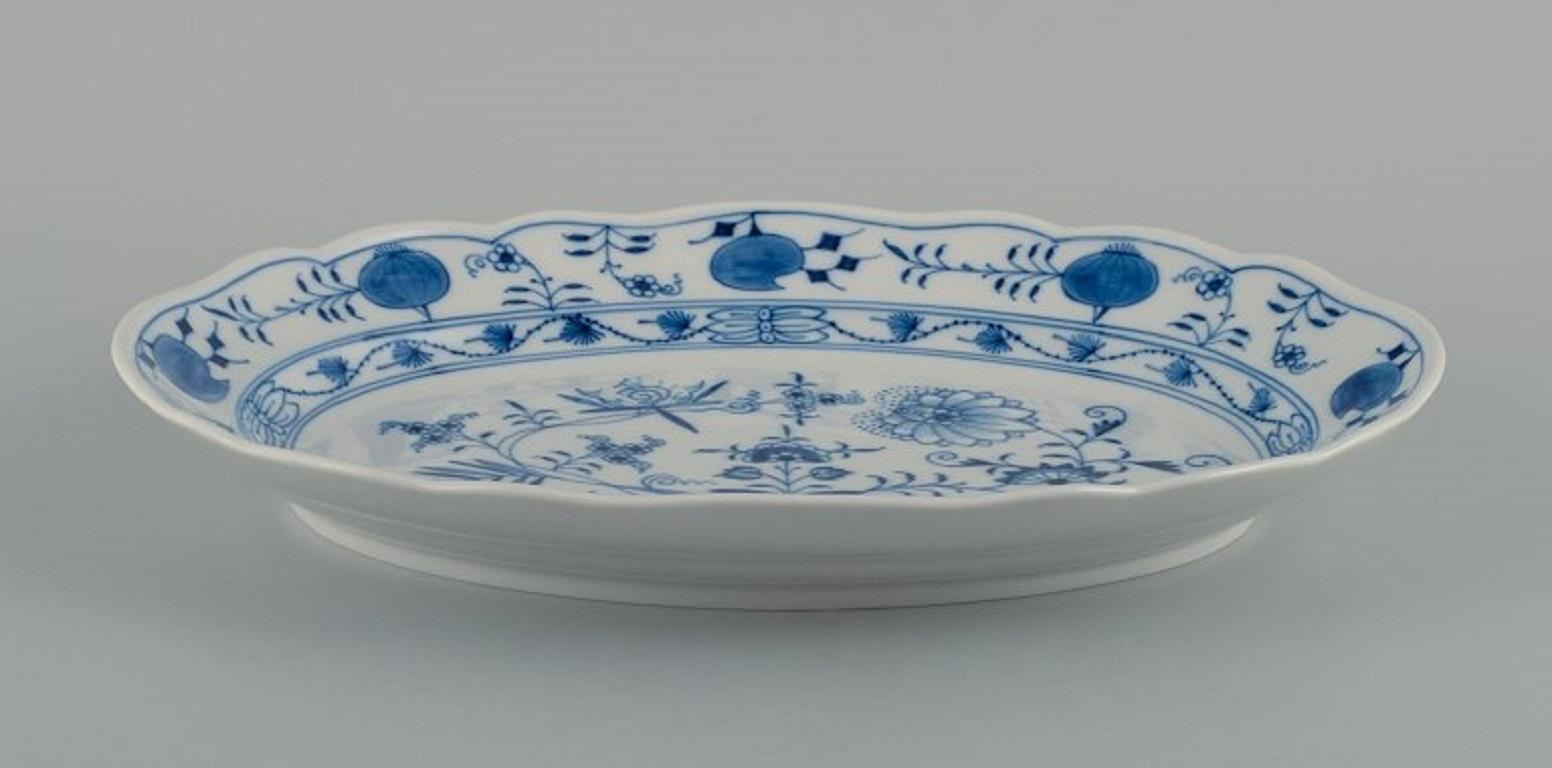 Allemand Meissen, plat ovale en porcelaine à oignons bleus. Environ 1900.  en vente