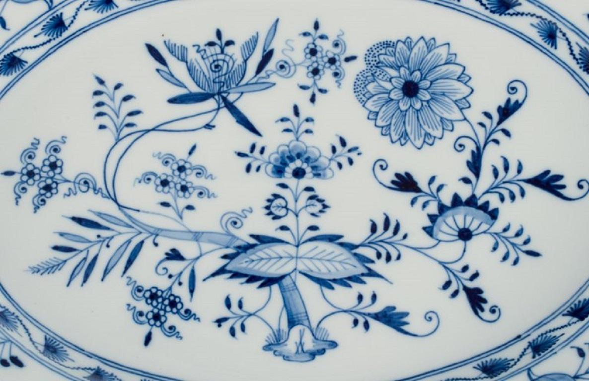 Meissen, Plato ovalado con cebolla azul en porcelana, hacia 1900 Pintado a mano en venta