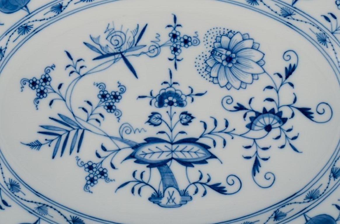 Peint à la main Meissen, plat ovale en porcelaine à oignons bleus. Environ 1900.  en vente