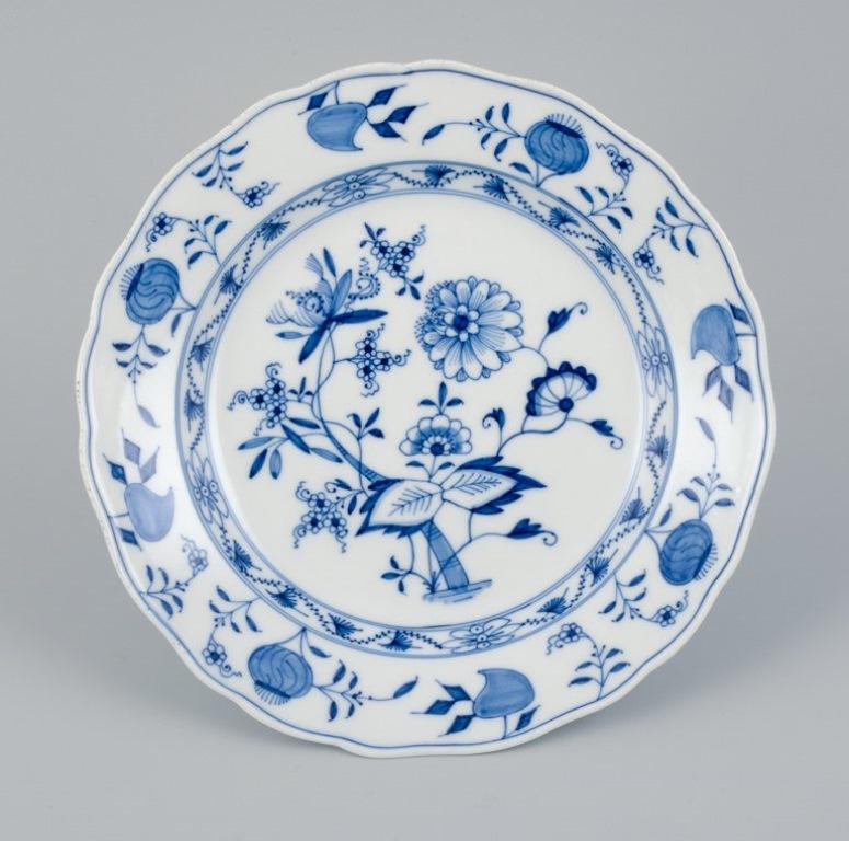 Meissen, Blue Onion Pattern, a Set of Four Hand Painted Dinner Plates In Excellent Condition In Copenhagen, DK