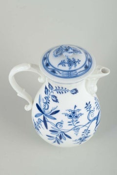 Meissen, 'Blue Onion' pattern. Coffee pot with lid in white porcelain.