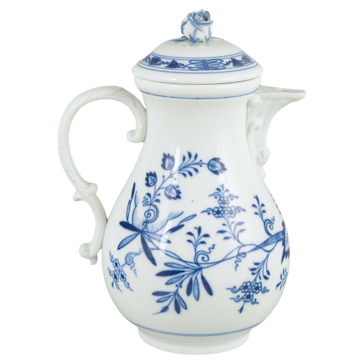 Meissen, 'Blue Onion' pattern. Coffee pot with lid in white porcelain.