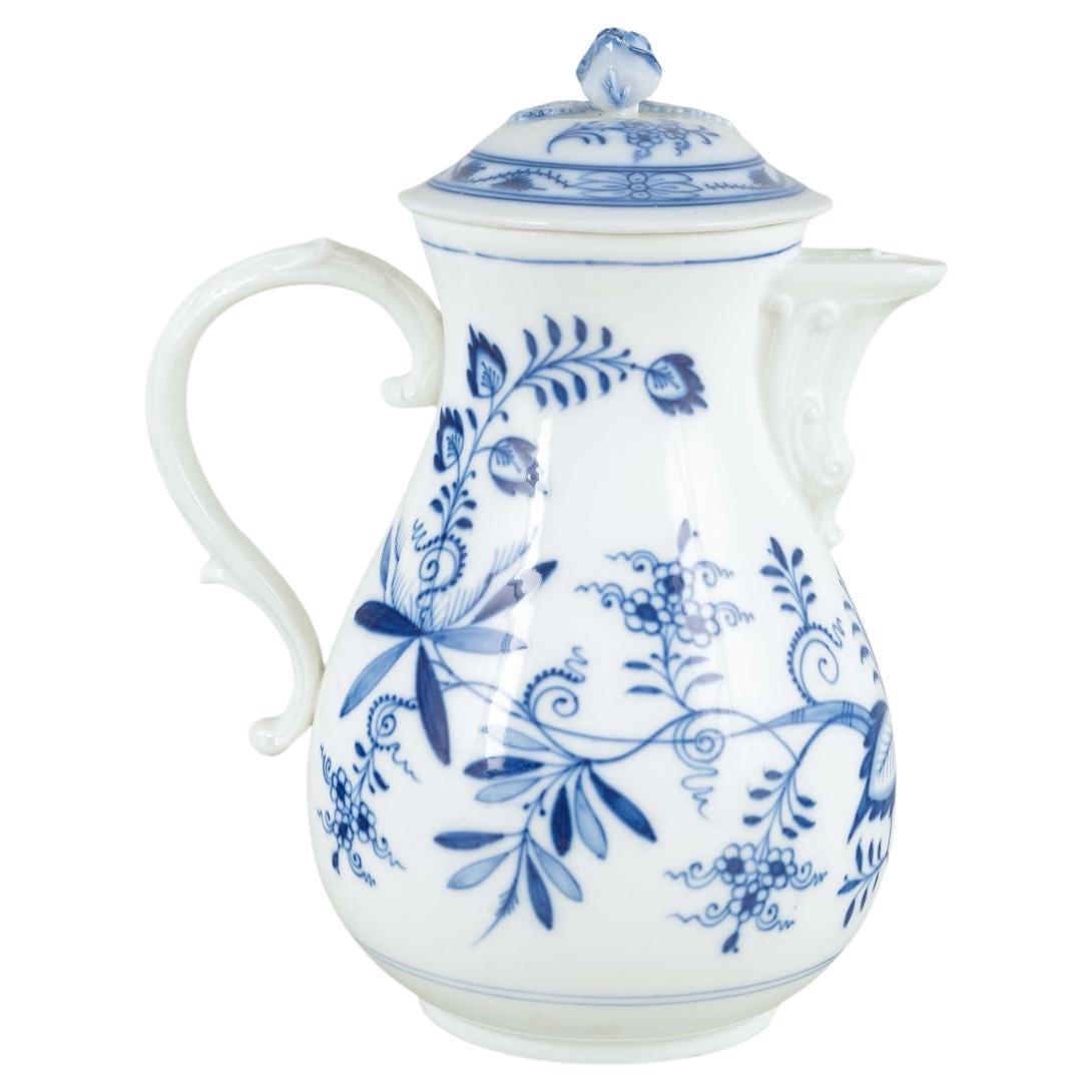 Meissen, 'Blue Onion' pattern. Coffee pot with lid in white porcelain.