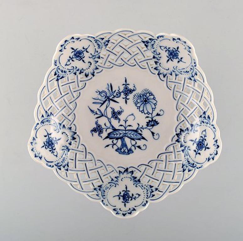 Meissen blue onion pattern pierced compote, 20th century.
In perfect condition.
1st factory quality.
Measures: 19 cm. x 16 cm.
Stamped.