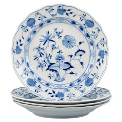 Meissen, motif oignon bleu. Ensemble de quatre assiettes à dîner. Début du 20e siècle.