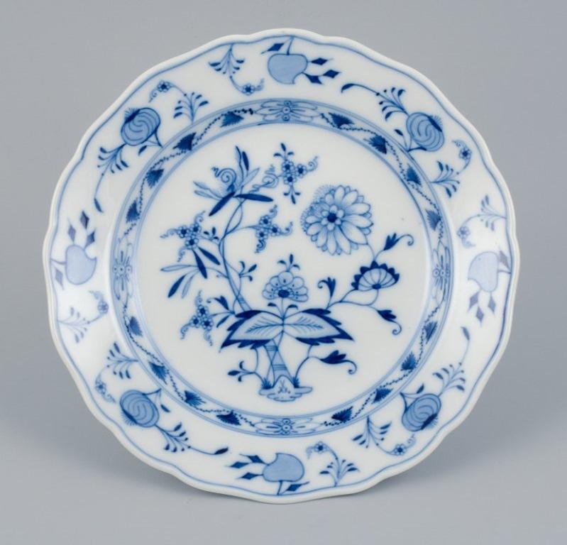 Allemand Meissen, motif oignon bleu, ensemble de quatre assiettes à dîner peintes à la main