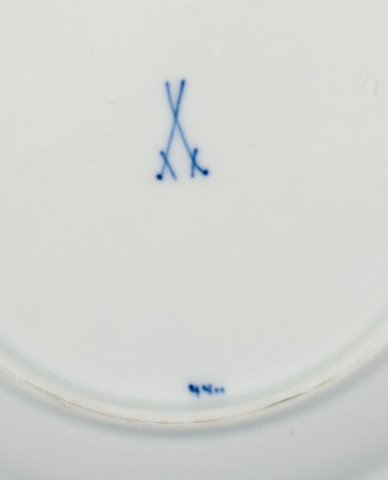 20ième siècle Meissen, motif oignon bleu, ensemble de quatre assiettes à dîner peintes à la main