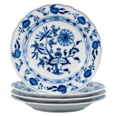 Meissen, motif oignon bleu, ensemble de quatre assiettes à dîner peintes à la main