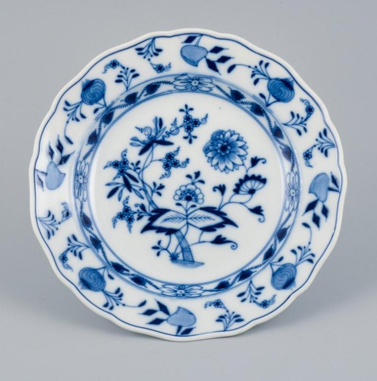 Meissen, Blue Onion pattern, a set of three hand-painted dinner plates.
Early 20th century.
Marked.
In excellent condition.
Fifth factory quality.
Dimensions: D approx. 24.5 x H 3.5 cm.
Dimensions may vary slightly.


