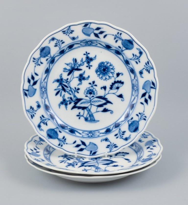 Meissen, Blue Onion pattern, a set of three hand painted dinner plates.
Early 20th century.
Marked.
In excellent condition.
Fifth factory quality.
Dimensions: D approx. 24.5 x H 3.5 cm.
Dimensions may vary slightly.



