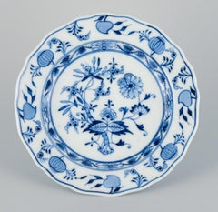 Meissen, motif oignon bleu, ensemble de trois assiettes de table peintes à la main.