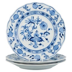 Meissen, motif oignon bleu, ensemble de trois assiettes de table peintes à la main. 