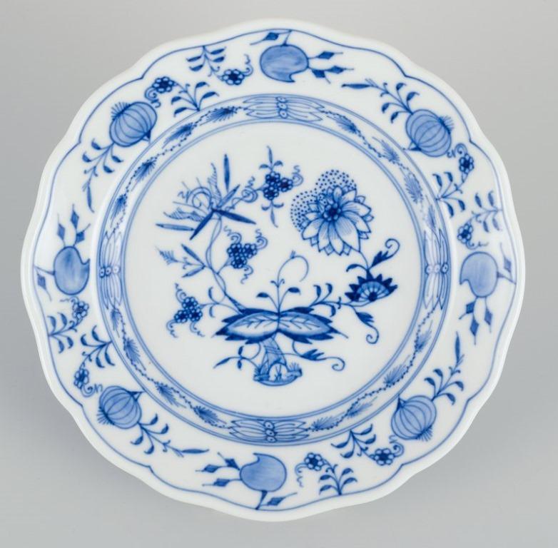 Motivo de cebolla azul de Meissen. Tres láminas. Pintado a mano con motivos florales azules.
Principios del siglo XX.
Perfecto estado.
Marcado.
Placa grande de primera calidad de fábrica.
Las dos placas más pequeñas en tercera calidad de