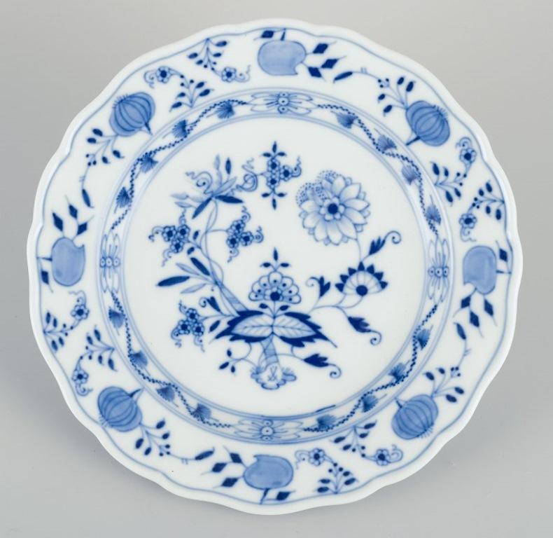 Motivo de cebolla azul de Meissen. Tres láminas. Pintado a mano con motivos florales azules. siglo XX en venta
