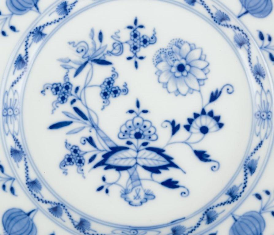 Motivo de cebolla azul de Meissen. Tres láminas. Pintado a mano con motivos florales azules. Porcelana en venta