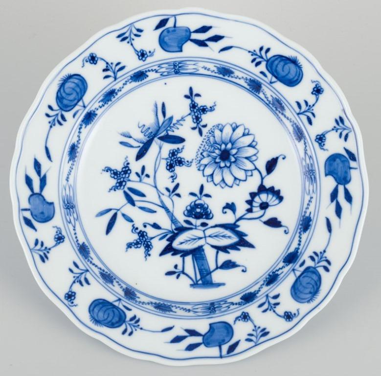 Motivo de cebolla azul de Meissen. Tres láminas. Pintado a mano con motivos florales azules. en venta 2