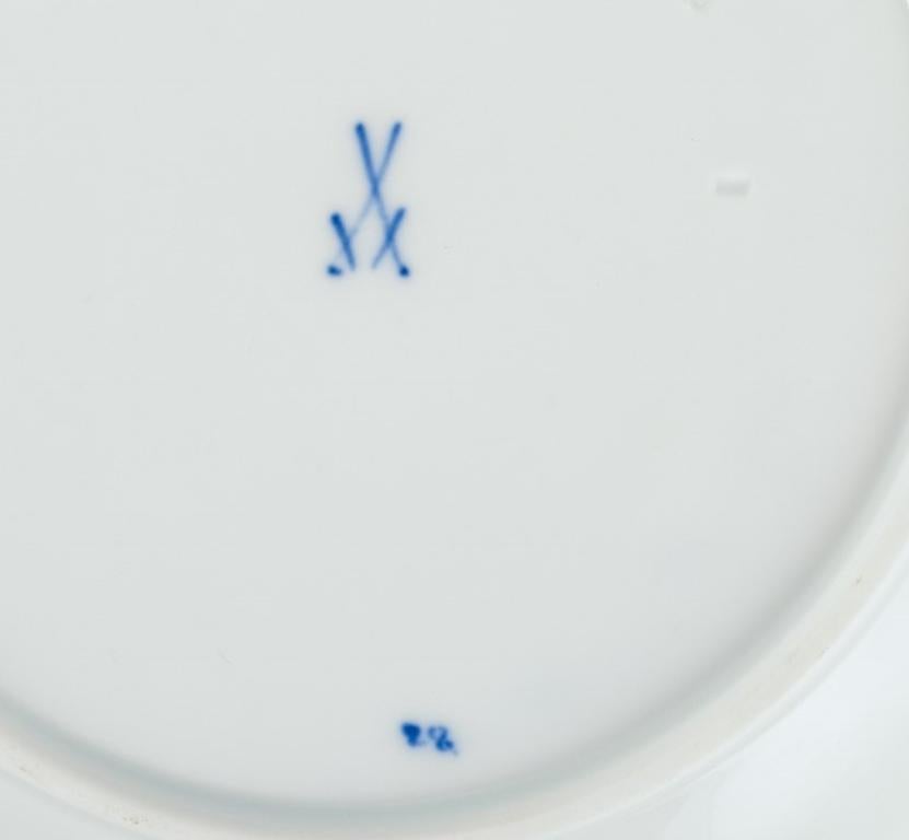 Motivo de cebolla azul de Meissen. Tres láminas. Pintado a mano con motivos florales azules. en venta 3